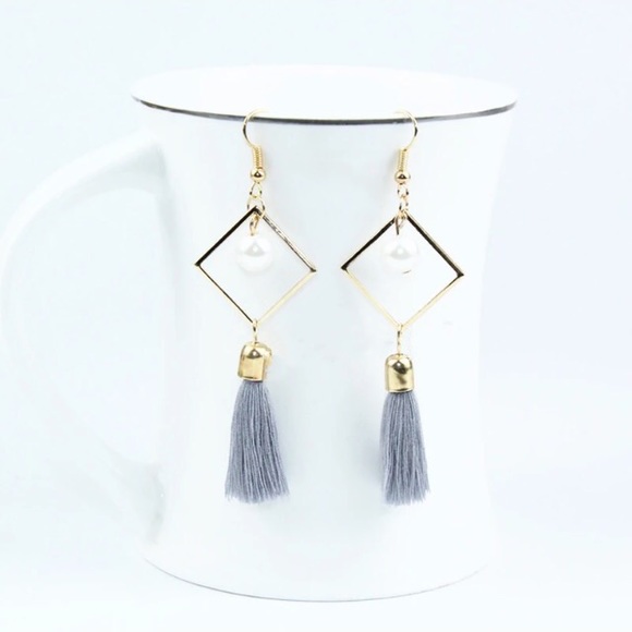NEW!๐๐MODERN SQUARE! GREY TASSEL! PEARL LOOK๐๐ - Picture 3 of 4